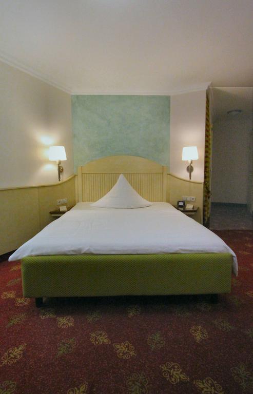 Hotel Rokokohaus Erlangen Kamer foto